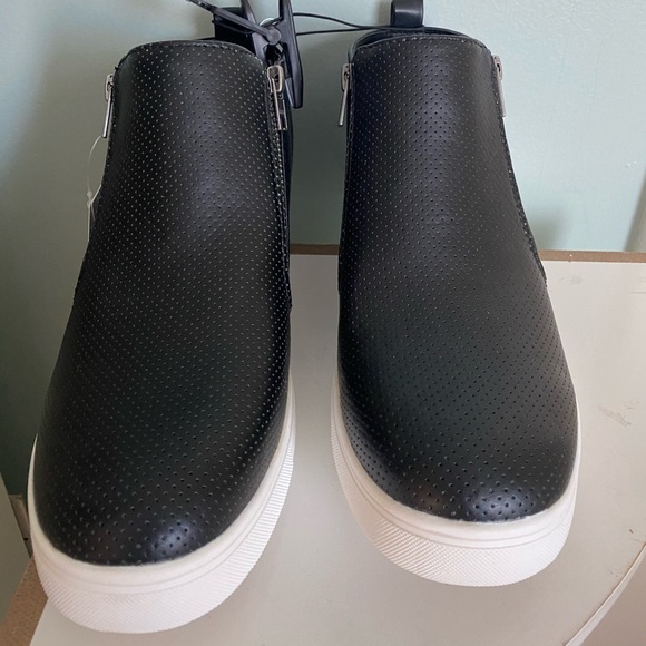 Time and Tru Shoes - Brand new Memory foam zip-up Shoe-boots